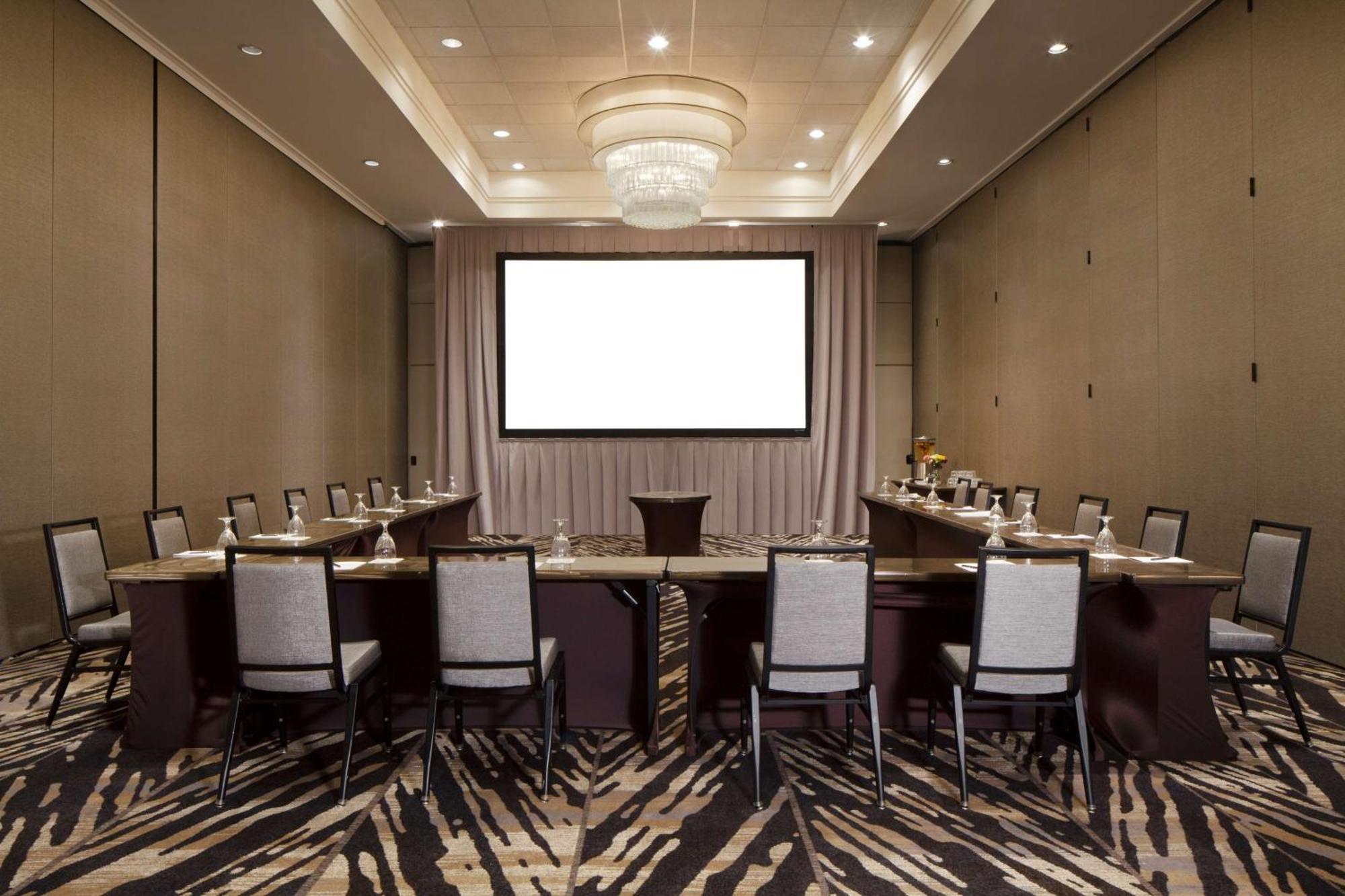 Hotel Hilton Airport Westshore 4*