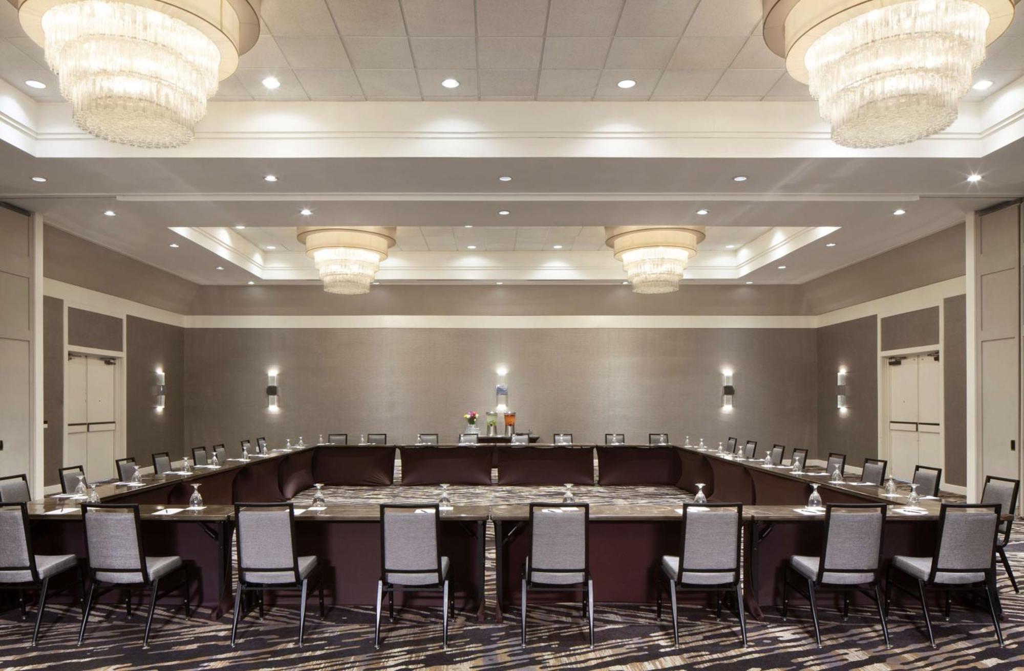 Hilton Airport Westshore 4*