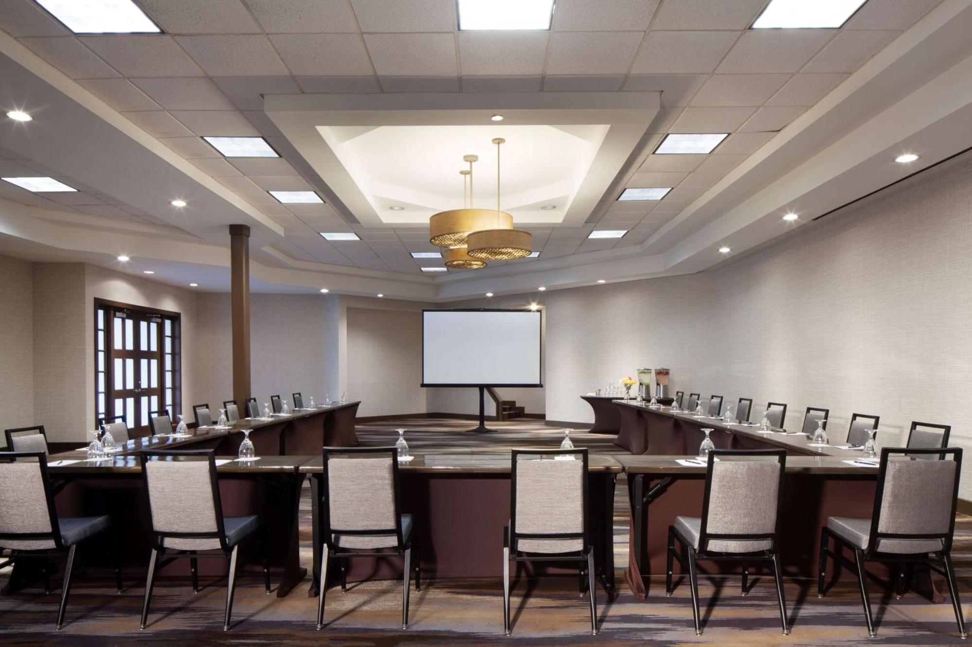Hilton Airport Westshore Hotel