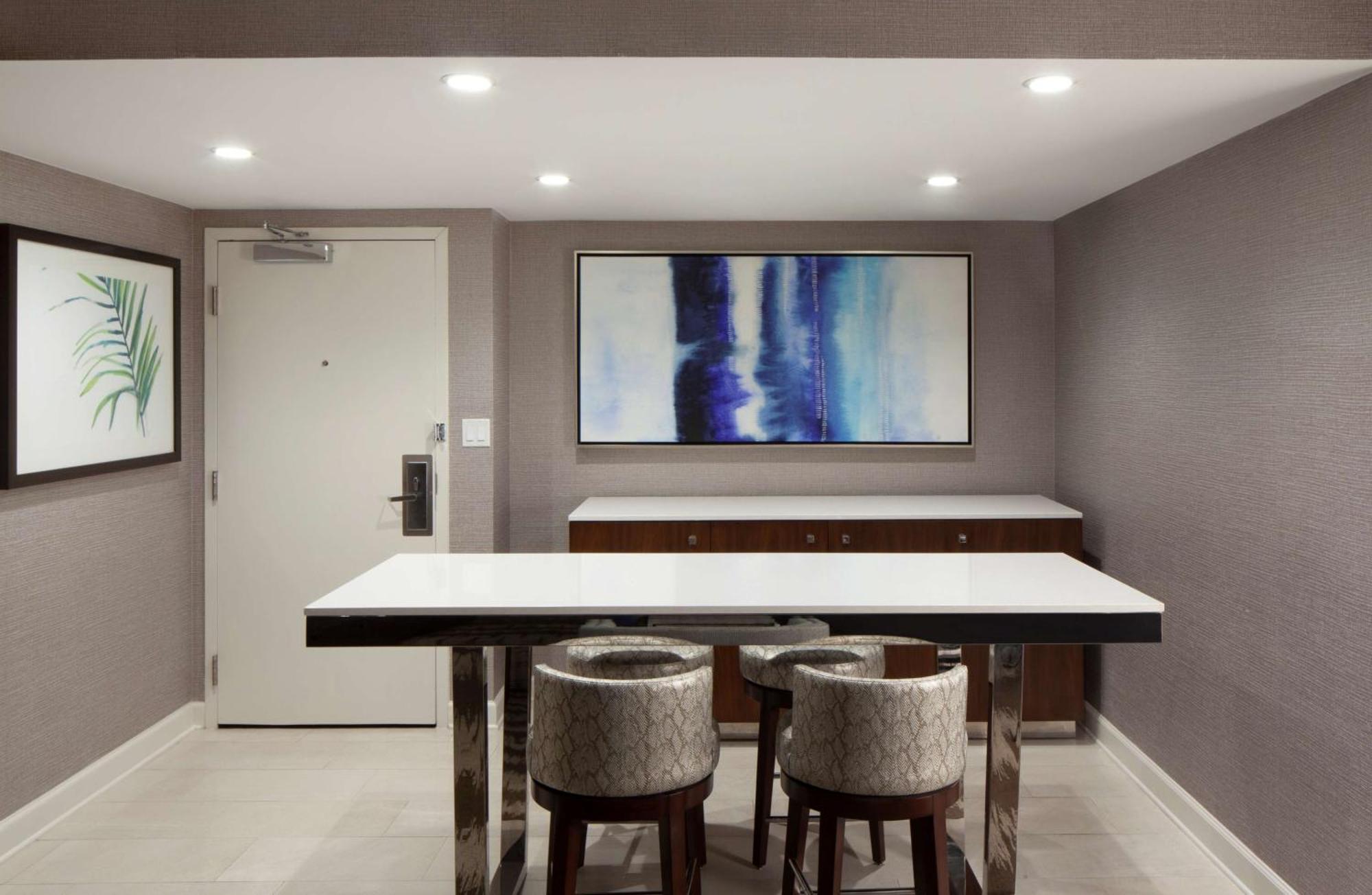 Hilton Airport Westshore 4*